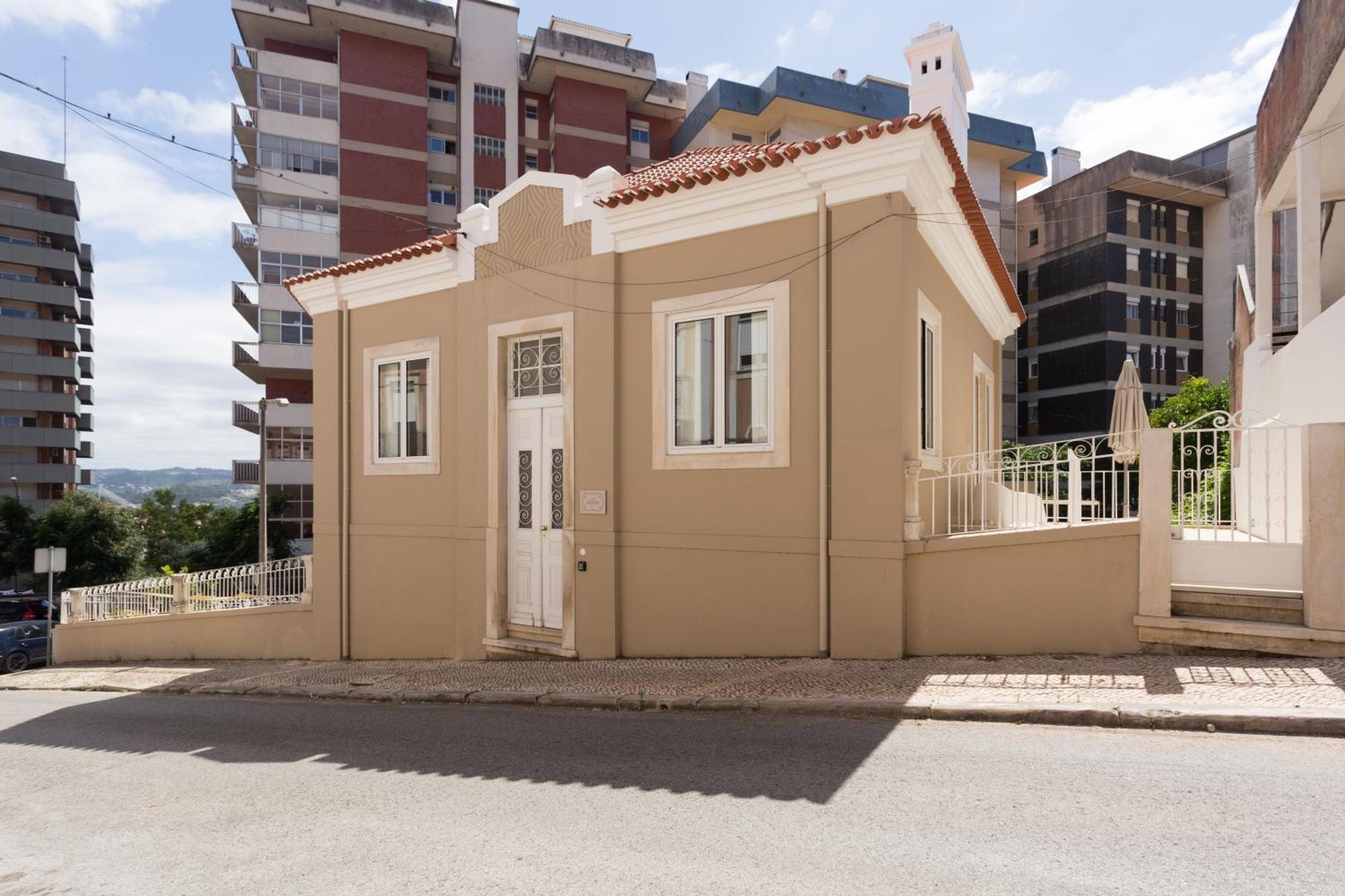 Vila Julieta Guesthouse Коимбра Екстериор снимка
